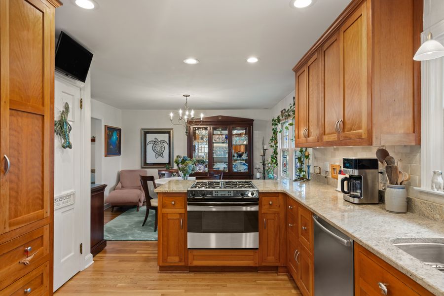 Kitchen and casual dining